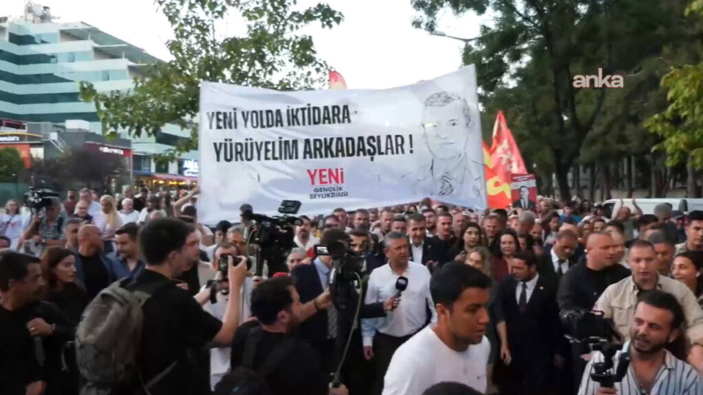 Özgür Özel ve YENİ Partililer tutuklu belediye başkanları için Beylikdüzü’nde yürüyor