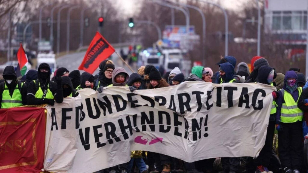 Aşırı sağcı parti için “kapatılsın” çağrısı: Binlerce kişi sokaklara döküldü