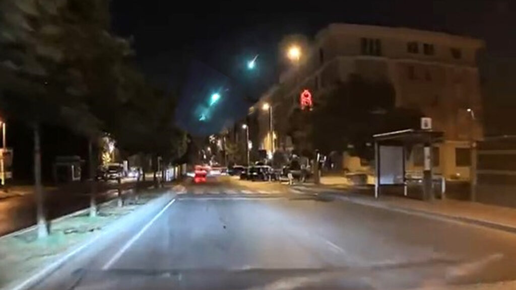 Gökyüzü bir anda yeşile büründü